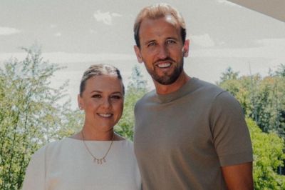 Vợ Harry Kane xúc động sau khi chồng giành Quả bóng vàng