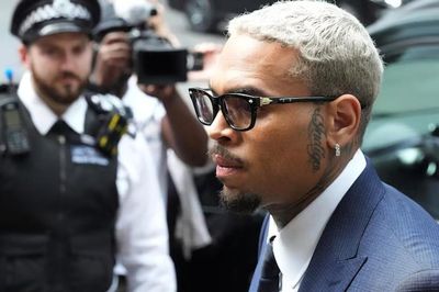 Chris Brown nhận án tù treo 8 tháng tại Anh sau vụ tấn công ở hộp đêm