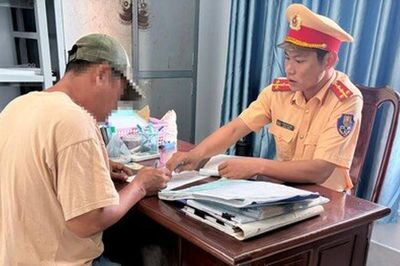 Chở cá để nước chảy xuống đường, một tài xế bị CSGT mời làm việc