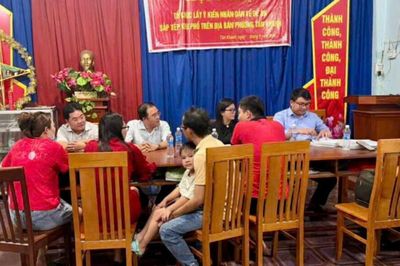 Lãnh đạo phường đi vận động người dân bàn giao mặt bằng dự án cao tốc nối TP.HCM và Đồng Nai trong đêm