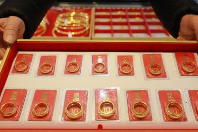 Giá vàng trong nước chững lại, vàng thế giới giảm sâu