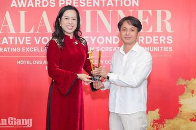 Họa sĩ An Giang giành cú đúp giải thưởng với tranh từ vải jean cũ