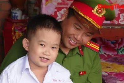 Người 'cha đỡ đầu' mang sắc phục Công an