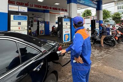 Chiều 29-10, xăng tăng đến 660 đồng/lít, dầu diesel vượt 30.000 đồng