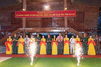 Binh đoàn 15 bàn giao nhà rông văn hóa và công trình “Sao sáng buôn làng”