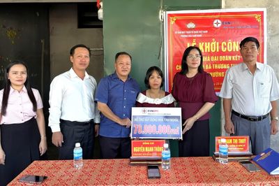 Tổng Công ty Điện lực miền Trung hỗ trợ 70 triệu đồng xây nhà Đại đoàn kết