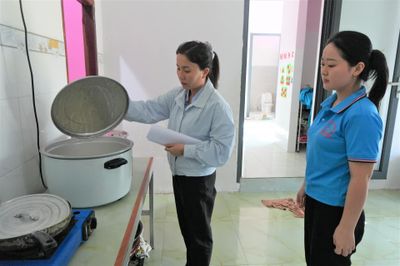 Phường Ninh Chử kiểm tra an toàn thực phẩm tại các cơ sở giáo dục