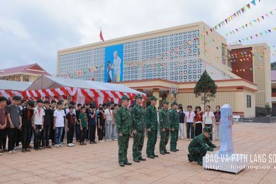 Cột mốc biên cương tại trường liên cấp
