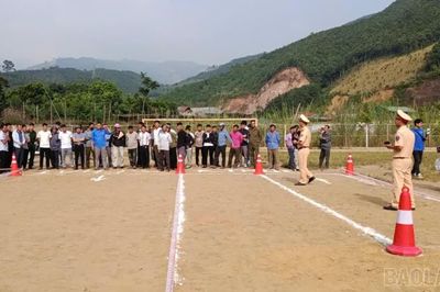 Gần 150 cán bộ, Nhân dân Mỏ Vàng được tập huấn kỹ năng lái xe an toàn