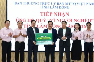 Lâm Đồng tiếp nhận 500 triệu đồng ủng hộ Quỹ 'Vì người nghèo'