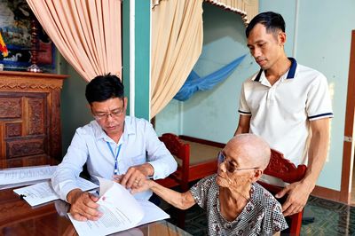Đưa thủ tục hành chính đến với người yếu thế