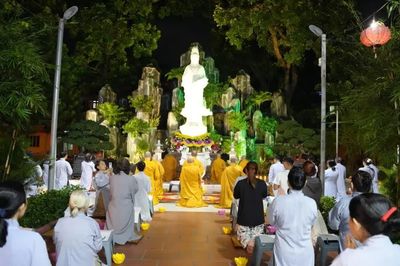 Lễ hoa đăng kỷ niệm vía Đức Bồ-tát Quán Thế Âm tại tổ đình Giác Lâm