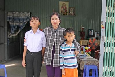Xót cảnh hai trẻ mồ côi cha mẹ vì tai nạn giao thông