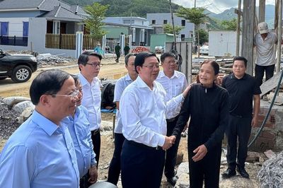 Phó Thủ tướng Hồ Quốc Dũng thăm người dân tái định cư vùng sạt lở ở Gia Lai