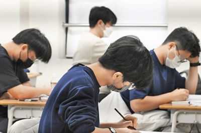 Giáo viên Hàn Quốc đau đầu trước nguy cơ gian lận bằng kính AI