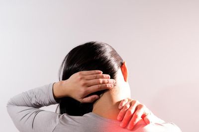 Cẩn trọng khi tự xoa bóp, bẻ vặn cổ khi đau cổ vai gáy