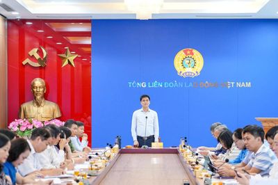 Chăm lo, giáo dục chính trị, tư tưởng cho công nhân theo cách gần gũi