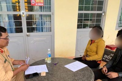 Con trai mang xe máy đi độ chế, mẹ bị phạt tiền