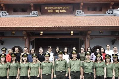 Đoàn đại biểu Báo Công an nhân dân dâng hương tri ân Anh hùng liệt sĩ Bùi Thị Cúc