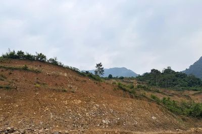 Hàng trăm hộ dân mòn mỏi chờ nhà tái định cư sau lũ lụt