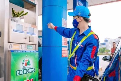 Giá xăng quay đầu tăng, dầu diesel vượt 30.000 đồng/lít