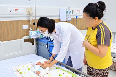 25 phút hồi sức giành sự sống cho bé sinh non nặng 1 kg