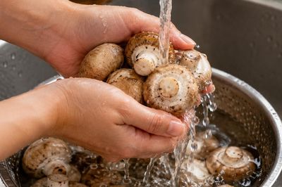 Tiến sĩ dinh dưỡng chỉ ra sai lầm khi ăn nấm thay thịt, rau