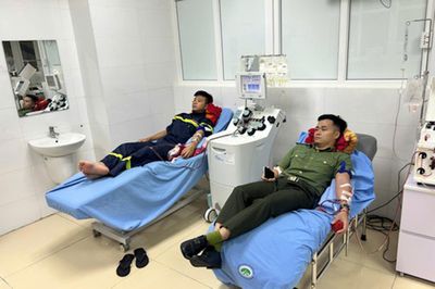 3 cán bộ, chiến sĩ công an hiến máu cứu cụ bà 70 tuổi xuất huyết tiêu hoá