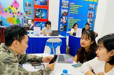 Lao động trung niên trước áp lực tìm việc làm mới