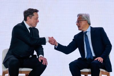 Elon Musk và Jensen Huang bất đồng về tương lai của hạ tầng AI