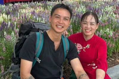 Con trai chở mẹ mắc ung thư đi phượt khắp Tây Bắc để 'tìm lại nụ cười'
