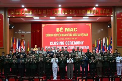 Bế mạc khóa học tùy viên quân sự các nước tại Việt Nam