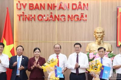 Quảng Ngãi công bố và trao các quyết định về công tác cán bộ