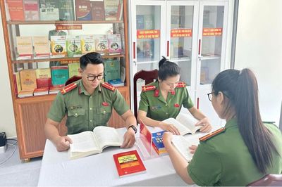 Công an xã Hòa Tiến phát huy hiệu quả giá trị Tủ sách Pháp luật