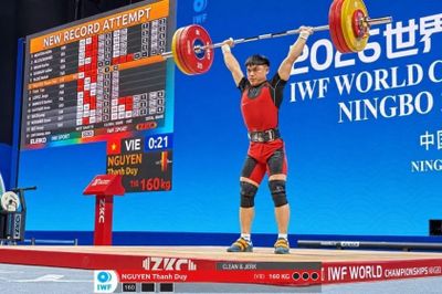 Lực sĩ 17 tuổi Việt Nam phá 2 kỷ lục thế giới trẻ