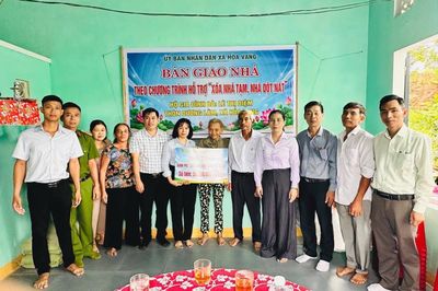 Bàn giao nhà cho 2 hộ dân có hoàn cảnh khó khăn