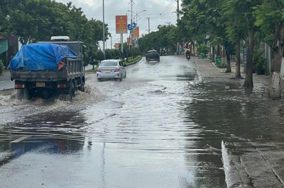 Khắc phục tình trạng ngập nước trên đường biển Lạc Long Quân