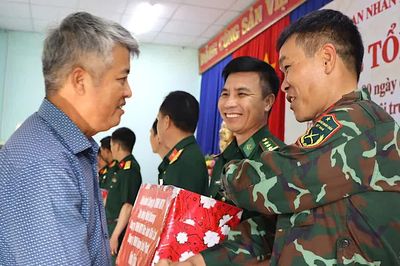 Tặng bằng khen các đơn vị quân đội hỗ trợ xây dựng 7 trường nội trú biên giới