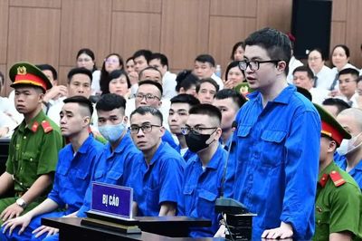 Bố mẹ Phó Đức Nam khai việc rút, chuyển và cất giữ hàng chục tỷ đồng