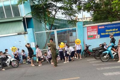 Học sinh phải ngồi ngoài đường vì đi học sớm: Phường Chánh Hưng chỉ đạo khắc phục ngay