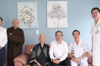 Lãnh đạo TPHCM thăm Đức Pháp chủ Giáo hội Phật giáo Việt Nam