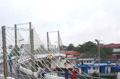 Cận cảnh giải cứu cầu ở Cà Mau bị sà lan đâm lệch