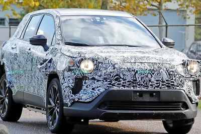 SUV điện mới của Toyota xuất hiện, có nét giống Corolla Cross