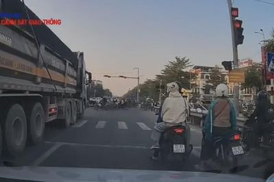 Xe đầu kéo vượt vạch dừng đèn đỏ có thể bị phạt 20 triệu đồng