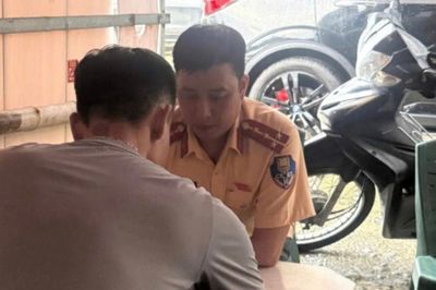 Lắp thêm đèn chiếu sáng phía sau xe gây chói mắt, tài xế bị phạt nặng