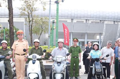 Công an xã Hoài Đức phối hợp Đội CSGT đường bộ số 9 bồi dưỡng kỹ năng lái xe an toàn cho người dân