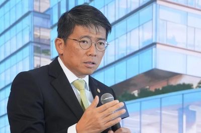 Trường y mới bác cáo buộc lôi kéo giáo sư kỳ cựu từ đại học hàng đầu