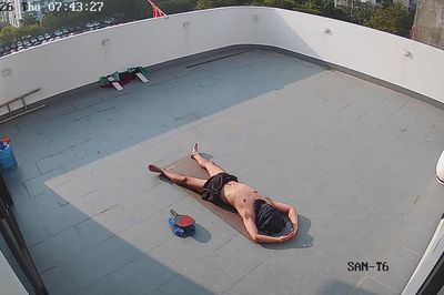 Phó giáo sư cảnh báo nguy cơ từ trào lưu phơi nắng chữa bệnh xương khớp