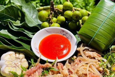 Đặc sản nem 'giật' trong mâm cỗ Thanh Hóa, khách muốn ăn phải kiên nhẫn chờ