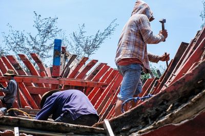 'Hồi sinh' xác tàu cũ, người thợ Hội An chế tác thành đồ nội thất độc bản